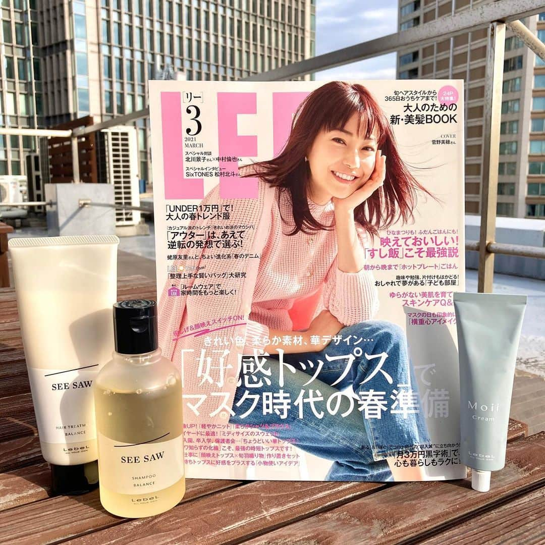 LebeL(ルベル) のインスタグラム：「【 掲載情報 】 LEE 3月号『「いつもヘアが素敵！」なあの人の愛用アイテム』で、MoiiとSEE/SAWをご紹介いただきました！ 人気ヘアメイクアーティストの長井かおりさんと、河嶋希さんにオススメされています✨  長井かおりさんオススメ！👇 －－－－－－－－－－－－－－－－ モイ クリーム グローリーゼア  潤ってナチュラルにまとまるマルチクリーム －－－－－－－－－－－－－－－－  河嶋希さんオススメ！👇 －－－－－－－－－－－－－－－－ SEE/SAW ヘア&スキャルプシャンプーB SEE/SAW ヘアトリートメントB  根元から毛先までなめらかで、 しなやかな質感に。 －－－－－－－－－－－－－－－－  #moii #seesaw  #theo  #materia #edol #luviona  #サロン専売品 #シャンプー #トリートメント #自然由来成分 #ナチュラルコスメ #ナチュラルヘア #美容好きな人と繋がりたい #ヘアスタイル #ヘアアレンジ #ヘアスタイリング #スタイリング剤  #ヘアケア #艶髪 #ツヤ髪 #おうち美容 #おこもり美容 #雑誌掲載 #lee #長井かおり #河嶋希   #LebeL #ルベル #takarabelmont  #タカラベルモント」