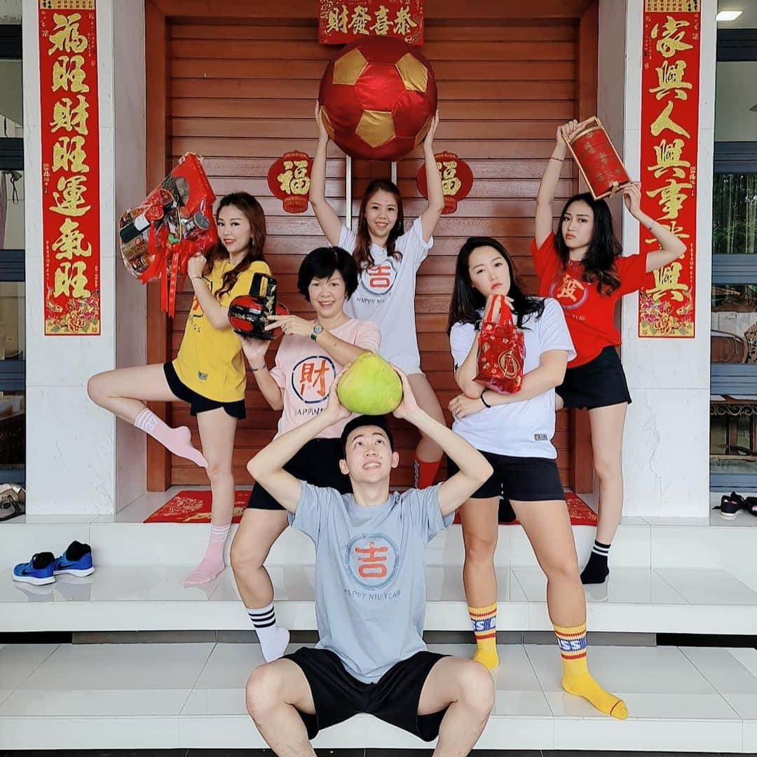 ケリー・タンさんのインスタグラム写真 - (ケリー・タンInstagram)「Family fun! A different kind of Chinese New Year! Thank you mum and dad for coordinating with us 🤣 Hope everyone has had as much fun as us! #Chor6 #CNY #FamilyReunion #FunAtTheTans #HappyFamily」2月17日 11時03分 - kellytan33