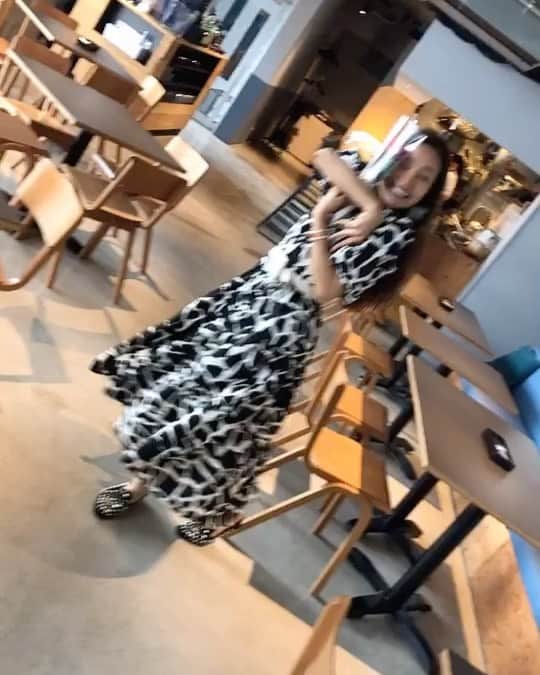 のインスタグラム：「・ ・ ・ 嬉しいお祝いの時の舞🧚‍♀️✨ どこでも地面があれば 踊ります🌈🌹　 ・  🧚‍♀️いつもみんなの笑顔のおかげで #笑顔 #follow#happy #スピリチュアル #ヒーリング#music #japan#cute #sexy#love#🇯🇵＃人生 #dance #followme #thankyou  #goodtime #enjoy #enjoylife #❤️ #japanesegirl #instagram#楽しむ#smile#like4like#エクササイズ  #心から#喜び #変化を楽しむ  #感謝#魔法」