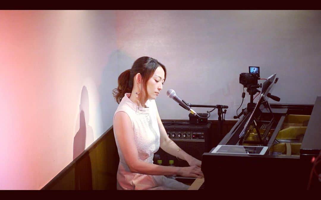 のインスタグラム：「先日のValentine❣️配信ライブ  set list🎤🎹  ＊眠りにつくまで ＊Natural Magic ＊明日に続く空（ZuTTO） ＊From a distance（ベット・ミドラー） ＊バレンタインMIX ＊瞬間風速（Hands two Hands） ＊少しだけ片想い（荒井由実） ＊Squall ＊サボテン  EN.瘡蓋  無料アーカイブ期間は今夜23:59までデス❣️ streaming.zaiko.io/_item/335450」