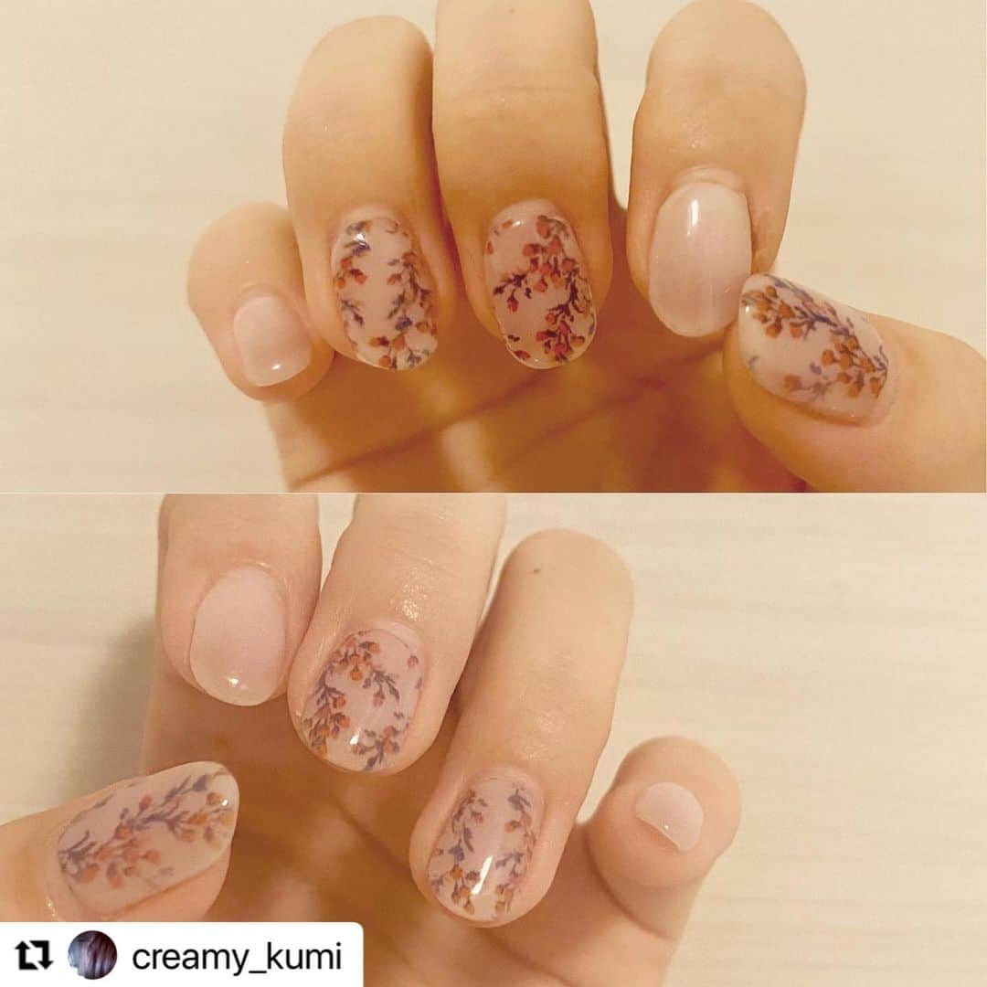 ネイルスタンド　ツメコのインスタグラム：「#Repost @creamy_kumi with @make_repost ・・・ 少し暖かくなってきましたね！  暖かいのは嬉しいけれど、次は花粉かぁ… はぁ……(´･ω･｀)  さて、そんなわけでネイルチェンジ！  小さいお花もかわいい！  #花束みたいな恋をした  御好評いただいており、もうほんとにほんとに嬉しいです (*´ω｀*) ありがとうございます！ パンフレットが売り切れてたり、フォトブックがエモかったり。 （パンフ、めちゃめちゃ良いんです！ フォトブック、もう尊いの一言なんです！）  もうしばらく公開してますので、是非。  #花束みたいなネイルした  #ボタニカルネイル #フラワーネイル  #大人ネイル #ジェルネイル #ツメコ（やっぱり画期的すぎるぅ！）」