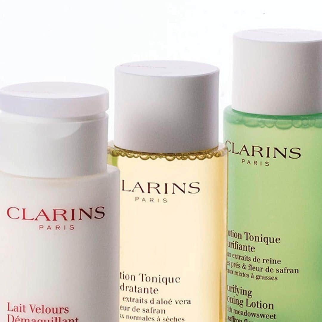 Clarins Canadaのインスタグラム：「Cleansing your face is the first step in achieving beautiful skin.✨ The Velvet Cleansing Milk, enriched with the Gentle Complex from the Domaine Clarins (organic yellow gentian and organic lemon balm), cleanses and comforts while respecting skin's microbiota. Follow with one of our 3 new Toning Lotions for perfectly balanced skin.⛰️🌺🍃⁣ __________⁣ Le nettoyage, le premier geste essentiel pour la beauté de la peau.✨ La formule onctueuse du Lait Velours Démaquillant est enrichie du Complexe Douceur du Domaine Clarins (gentiane jaune bio et mélisse bio) & démaquille et réconforte la peau dans le respect du microbiote cutané. Ne reste plus qu'à poursuivre en rééquilibrant la peau avec l'une de nos 3 nouvelles Lotions Toniques.⛰️🌺🍃⁣ .⁣ .⁣ .⁣ #Clarins #LiveBeautifully #ClarinsDomain #OrganicBeauty #CleanBeauty #ClarinsCleanse」