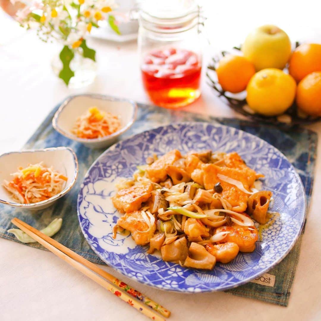 amiのインスタグラム：「．  Table coordination  おうちごはん😊💕  ✳︎れんこんと鶏肉の照り煮 ✳︎えのきと人参のプチプチたらこ和え ✳︎みかん ✳︎いちごビネガー🍓  kitoisixを使って作りました❤️ 副菜はレンチンで簡単〜❤︎  合わせたのは　@shingeki1971 さんの いちごで作ったいちごビネガー🍓  最近は炭酸水に入れて飲むのが だーいすき❤︎ このいちご美味しすぎて幸せ❤︎  半分はそのまま食べて 半分はいちごビネガーに使ったよ💕  ． #いちご#あまおう#果物#フルーツ#ストロベリー#福岡＃グルメ#贈り物#神激のあまおう#プレゼント＃お祝#ギネス世界記録#自分へのご褒美#高級品#贈答品#ギフト#オイシックス#キットオイシックスプレミアムモニター」