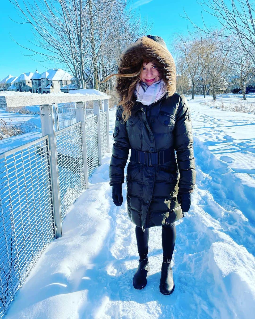ナターシャ・ピュリッチのインスタグラム：「Hurry up....my entire body is frozen but the winds giving me a Beyoncé hair vibe.   #montreal #pierrefonds #cestfroid  #cestquoiçalala」