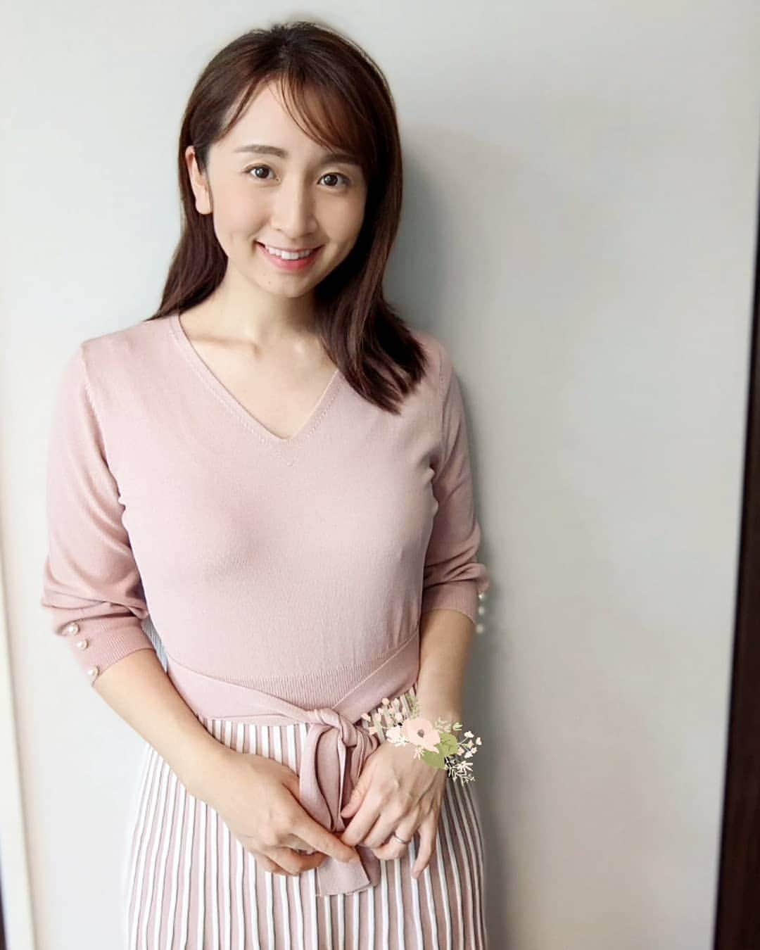 小野恵美のインスタグラム：「本日33歳になりました🌼 メッセージいただいた皆様ありがとうございます❤  @saisondepapillon_official のバイカラープリーツニットワンピース🌸  桜のような淡いピンク♡ Vネックなので甘くなりすぎず着られます。 ストンと落ちるプリーツで膝下丈。ママでもokな可愛いお洋服です。ちょっとしたお出かけに良さそうで、七分袖の初夏まで行けそうな生地🌼  ポイントは袖の3つのパール。 ノンアクセサリーでも華やかに見せてくれますよ😌💐  #ママ #ママコーデ #saisondepapillon  #セゾンドパピヨン #セゾンドパピヨン公式アンバサダー #onepiece #ワンピース #ワンピースコーデ #女の子ママ #女の子ベビー #1歳 #1歳児ママ #1歳4ヶ月」