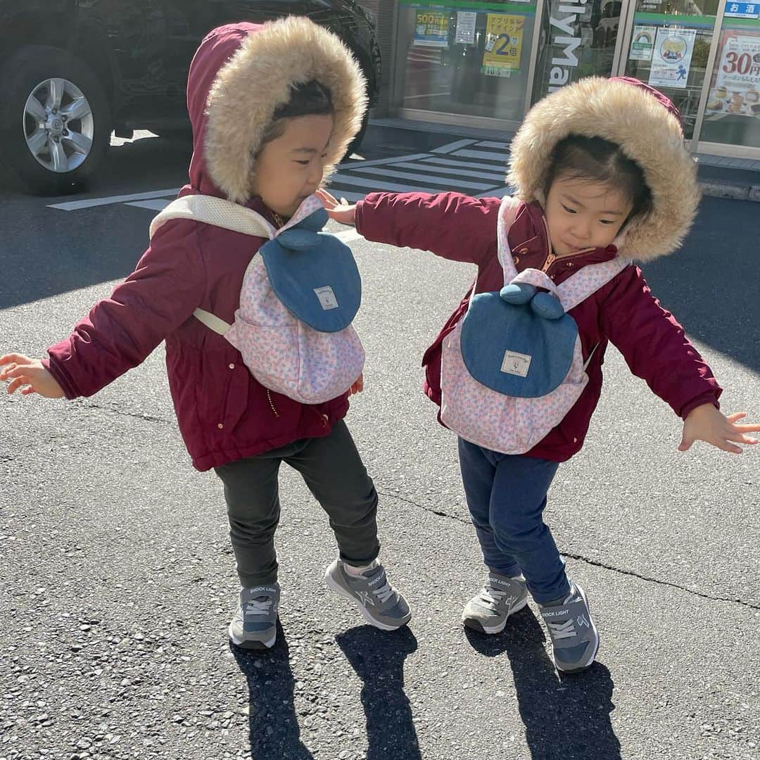 のインスタグラム：「今朝はなかなか思い通りに動いてくれなくて保育園行きが大分遅れちゃった😅うまくこの子たちの興味を誘導しながら作戦は今朝は失敗（笑）でも今日も元気だね。最近色んなポーズをとります。そして前リュックが、流行りですww #双子のパパ ＃3歳児」
