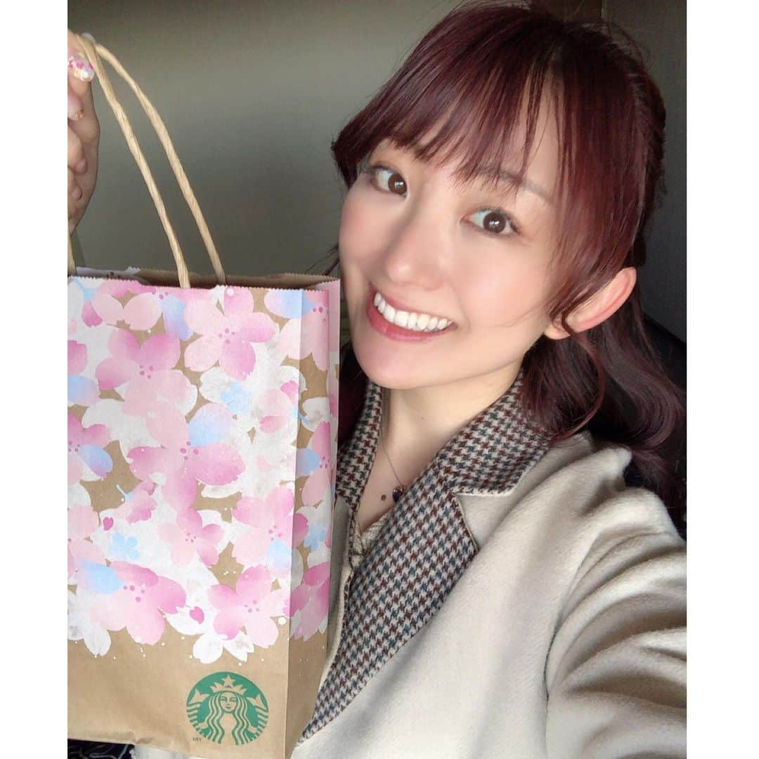 尻無浜冴美さんのインスタグラム写真 - (尻無浜冴美Instagram)「真っ赤な#究極のいちご  初めて食べたけど甘くてほどよい酸味が美味しかった😋🍓 スタバの紙袋、容器が桜デザインでかわいいね(⸝⸝⸝´꒳`⸝⸝⸝)ﾃﾚｯ  #いちご  #いちご好き  #hizen  #strawberry  #missvivianajapan  #missvivianajapanファイナリスト」2月17日 11時18分 - saemi_shinahama