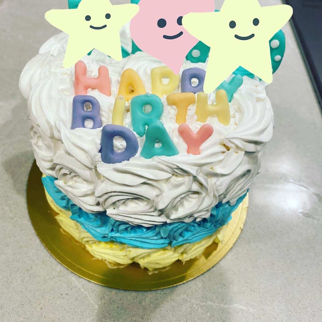 菊池梨沙さんのインスタグラム写真 - (菊池梨沙Instagram)「先日は息子の誕生日でした。  お祝いを贈ってくださった方々、本当にありがとうございました。  初めてのケーキはスマッシュケーキをお願いして作ってもらいました。 大人が食べても美味しくてびっくりでした！」2月17日 11時18分 - risa0603kikuchi