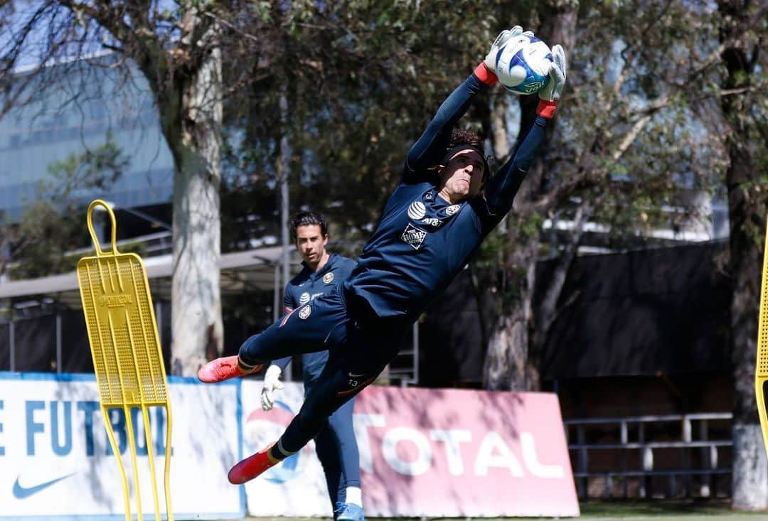 ギジェルモ・オチョアのインスタグラム：「Club América 😎🖐🏻⚽️🔥#NoMemoNoParty」