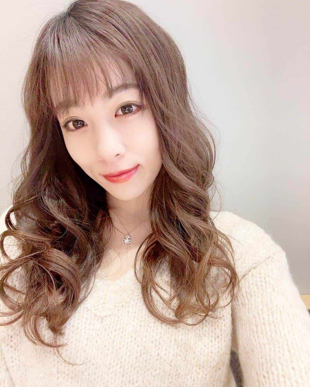 絹野志朋のインスタグラム：「. おはようございます(*´◒`*)♪ 皆さん今日も素敵な１日を…😌🙌 Have a great day everyone♡  朝からしっかり活動できると ほんとに気分がいいよね〜✨✨  " 陽のあたる場所へ" っていう 平井大さんの曲があるんだけど 歌詞素敵すぎるから 是非みんなも聞いてみて〜♬  『Life is 晴れのち雨のち晴れさ！』  ほんとにその通りよね🥲 いい時も悪い時もあるからこそ 人生はこんなにも面白い♡ . . Hair Style @azusa_toyo thanks❤︎ #モデル #大阪モデル #関西モデル #大阪サロンモデル #関西サロンモデル  #大阪サロモ #関西サロモ #サロモ募集  #サロンモデル撮影 #サロモ撮影」