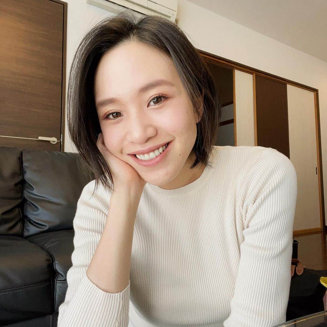 結城はゆるのインスタグラム：「髪の毛頑張って伸ばします宣言💇‍♀️ この長さ、つら。襟足もう切りたい。(こら) . . . . . #ショートボブ #黒髪ショート #ボブ #髪伸ばし中 #ショートヘア #卒業 できるかなw」