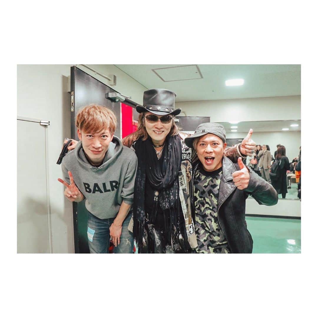 DJ U-ICHIのインスタグラム：「₭Ø₥Ɇ ₭Ø₥Ɇ ₵ⱠɄ฿  昨日は、米米CLUB "自由の扉"の配信ライブ映像を観させていただきました。 毎回なのですが、メンバーのみなさん全員がステージ上で楽しくしてる姿がほんと素敵です。 そしてお洒落なライブアレンジがめちゃくちゃかっこいい。  石井さんの歌声はいつ聴いても素晴らしい！  ライブ映像も凄く作りこまれていて、沢山パワーいただきました。  "WE ARE MUSIC"  僕らと一緒に色々やらせていただいていた当時の曲ですが、、凄く好きな曲。  ほんとに、コレなんだと思います。  更に響きました。  僕も頑張ります！  #米米CLUB #自由の扉 #2月17日  ＊写真は以前のライブをMICROと見に行った時の写真です。」
