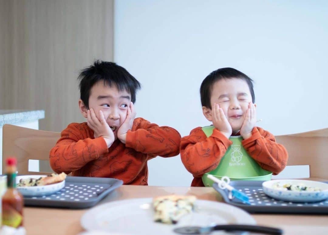 のインスタグラム：「.@mai.blume さんからの一枚。⠀ 「おいしい顔とひょうきんな顔⠀ .⠀ #おいしい顔⠀ #手作りピザ」⠀ .⠀ ★Kissユーザーの皆さんの写真をご紹介！⠀ .⠀ キヤノンEOS Kissで撮られた写真に⠀ 「 #Kissカメラ 」をつけて投稿いただいた⠀ 皆さまの写真をご紹介します。⠀ .⠀ #eoskiss シリーズの最新ミラーレスカメラ⠀ 「EOS Kiss M2」が仲間入り！⠀ シリーズ最軽量ながら人物の「瞳」を追いかける瞳AF機能を搭載するなど、⠀ 動き回るお子様の撮影でも、大切な一瞬を逃しません。⠀ .⠀ 一眼レフKissでは、「EOS Kiss X10i」が好評発売中！⠀ .⠀ .⠀ #EOSKissM2 #EOSKissM #EOSKissX10i #EOSKissX10 の詳細は、⠀ 本アカウントのプロフィール（ @with.kiss ）のURLから。⠀ .⠀ #おうち時間⠀ #EOSKissM2 #EOSKissM #EOSKissX10i #EOSKissX10 #KissisMyLife #eoskiss #withkiss #キヤノン #canon #eos #kissカメラ #育児 #子育て #親ばか #こども #子供 #写真」