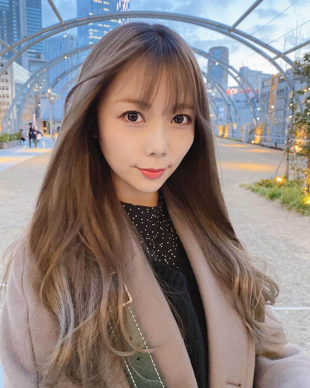 西村季里子のインスタグラム：「・  髪暗くしてきた🌚  でも、思った色じゃないのと インスタ見て行ってみたかった 美容院に行ったんだけど、、  色々残念だった😔😔😔  ハイトーン綺麗なところ 見つけたいな〜〜🌙  #美容院#ハイトーン#ヘアカラー #ブリーチカラー#ブリーチ#金髪 #ロングヘア#グラデーションカラー  #シースルーバング#前髪カット  #follow#followｍe」