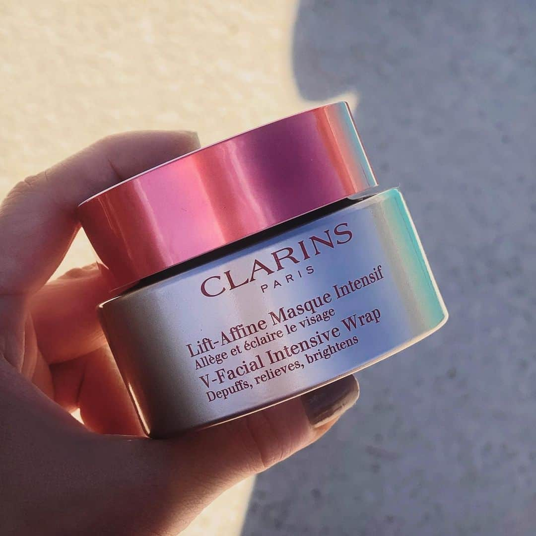 CLARINSさんのインスタグラム写真 - (CLARINSInstagram)「🔮Same iconic formula, sleek new look. Our cult-favorite contouring mask now comes in a rose gold jar and is in stock!!   Stock up now during our friends and family! Tag us in your post for a chance to get reposted!  If you’ve never tried this magic in a jar, this cream-mousse face mask relieves puffiness and swelling caused by stress, heat and hormonal changes.  #mask #clarins  #vwrap #clarinsskincare  #selfcare #skincare」2月17日 11時41分 - clarinsusa