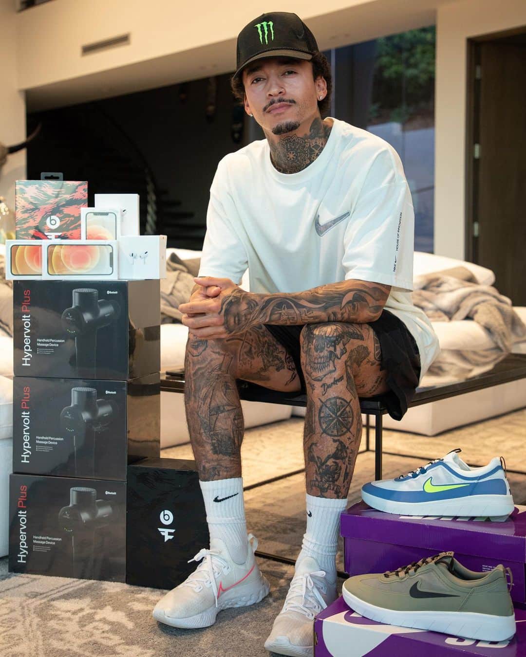 ナイジャ・ヒューストンのインスタグラム：「Yoooo giving away some goods!!! To ENTER👇🏽 ⁣ 1.) Follow EVERYONE @skatetogivenow is Following (takes 20 seconds)⁣ ⁣ 2.) Like this POST ⁣ ⁣ 3.) Tag 2 Friends & Comment DONE on this post ⁣ ⁣ BONUS Share this post to your story for an extra chance to WIN!!!  ⁣ 3 WINNERS Will RECEIVE a signed pair of my shoes, a brand New iPhone 12, Faze/Beats speakers, new T Hawk game, airpods and a Hypervolt Plus  Announcing the 3 winners on the 20th of February!!!  ⁣⁣ ⁣ Congratulations to the 3 winners!!!  DM me to claim your prizes!!  • @bbell1449 @nolantemp @aarontapp」