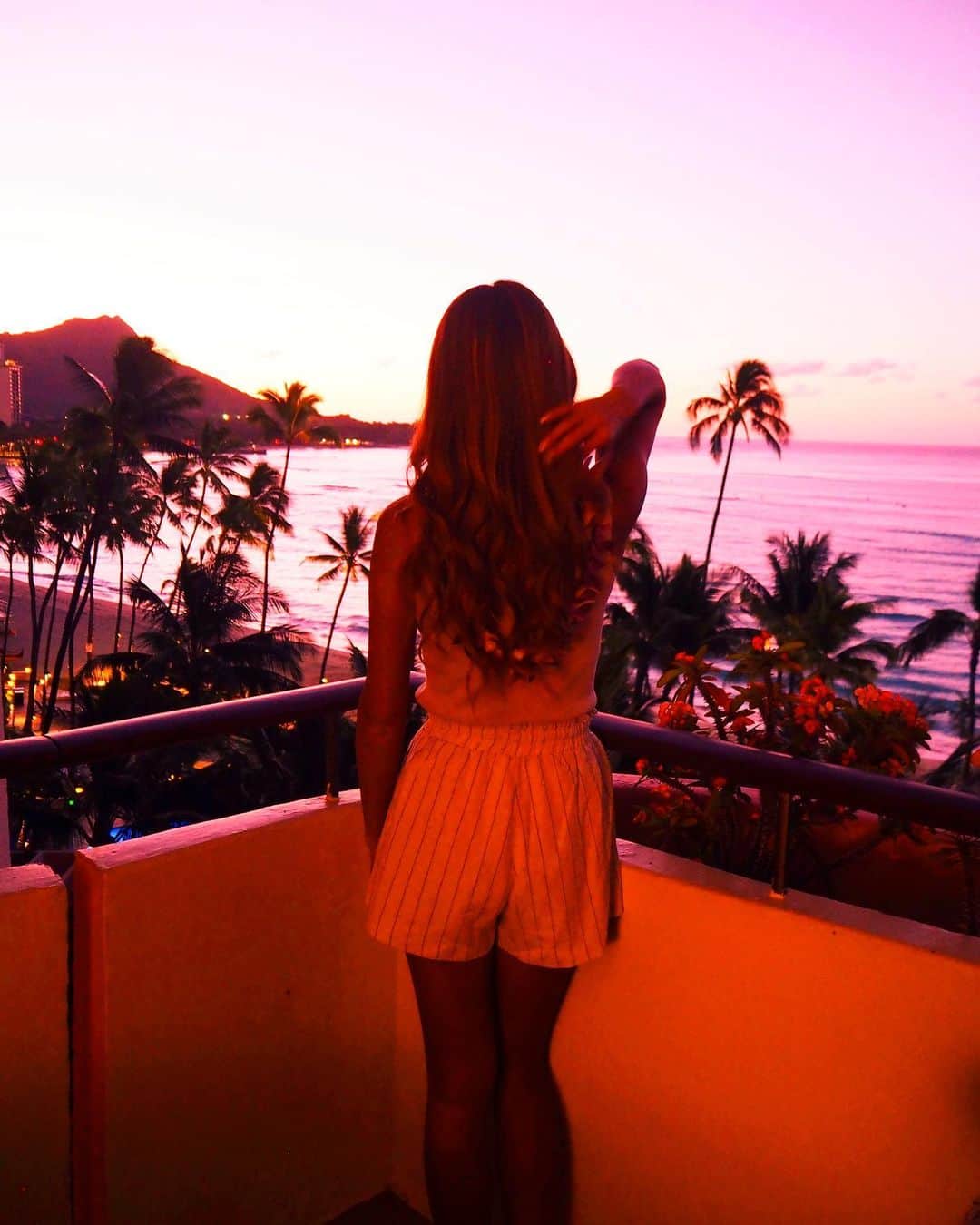 shihoのインスタグラム：「💗💜☀️💜💗 ・ Hawaiiのサンライズも 日によって時間帯によって 毎日空の色が違う。 一瞬一瞬美しいその瞬間を 見逃したくないから 瞬きするのももったいないくらい♡ ・ Hawaiiの力強い太陽が見えた瞬間、 〝おっはよーーっ！” って 元気よく言いたくなって 最高な1日のすたーと♡ Hawaiiでは早朝から テンションまっくす🕺🏾笑 ・ #hawaii#islandofoahu#oahu#ハワイ#trip #オアフ島#travel#loco_hawaii#travel_jp #funtorip#タビジョ#旅MUSE#genic_travel #genic_mag#たびねす#旅行#genic_hawaii #royalhawaiianhotel#ワイキキ#sea#waikiki #honolulu#ホノルル#hotel#beach#oahuhawaii #tabijyomap_hawaii#lealeahawaii#2021」