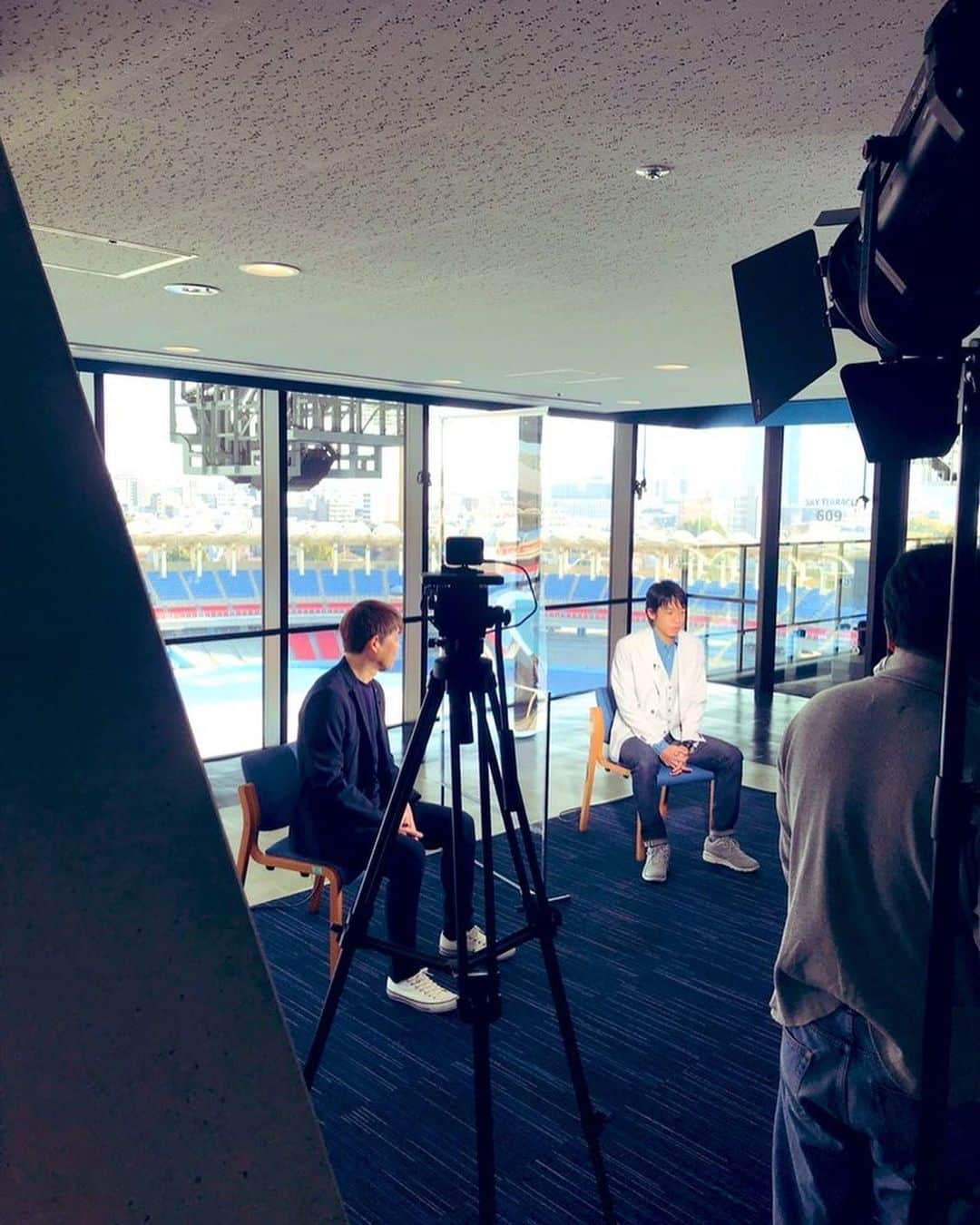 中村憲剛さんのインスタグラム写真 - (中村憲剛Instagram)「: 先日、テレビ朝日GET SPORTSの収録をテツさんと等々力で行いました。﻿ ﻿ 今回なんと「中村憲剛」“だけ”で90分という前代未聞の企画にしていただきました😭﻿ ﻿ 正直、震えてます…笑﻿ ﻿ テツさん、みなさん、ありがとうございました😭﻿ ﻿ OAは2月21日（日）25:25～26:55﻿ になります。ぜひご覧ください‼︎﻿ ﻿ #GETSPORTS﻿ #テレビ朝日﻿ #中村憲剛で90分﻿ #前代未聞﻿ #中西哲生 さん﻿ #スタッフのみなさん﻿ #本当にありがとうございました」2月17日 11時41分 - kengo19801031