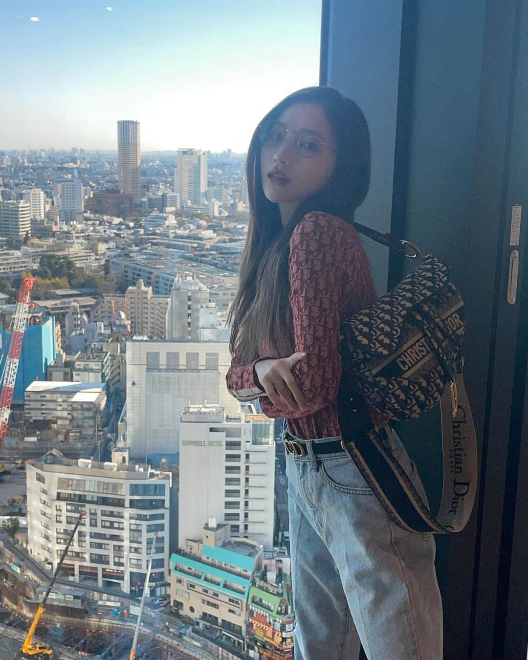 南りほのインスタグラム：「@dior コーデ 🤍 topsだけヴィンテージだよ❤️ ベルトは最近仲間入りしました🧠 ダイエットして痩せてから今まできつかったジーンズがベルトなしじゃ逆に履けなくなっちゃったから🥲」