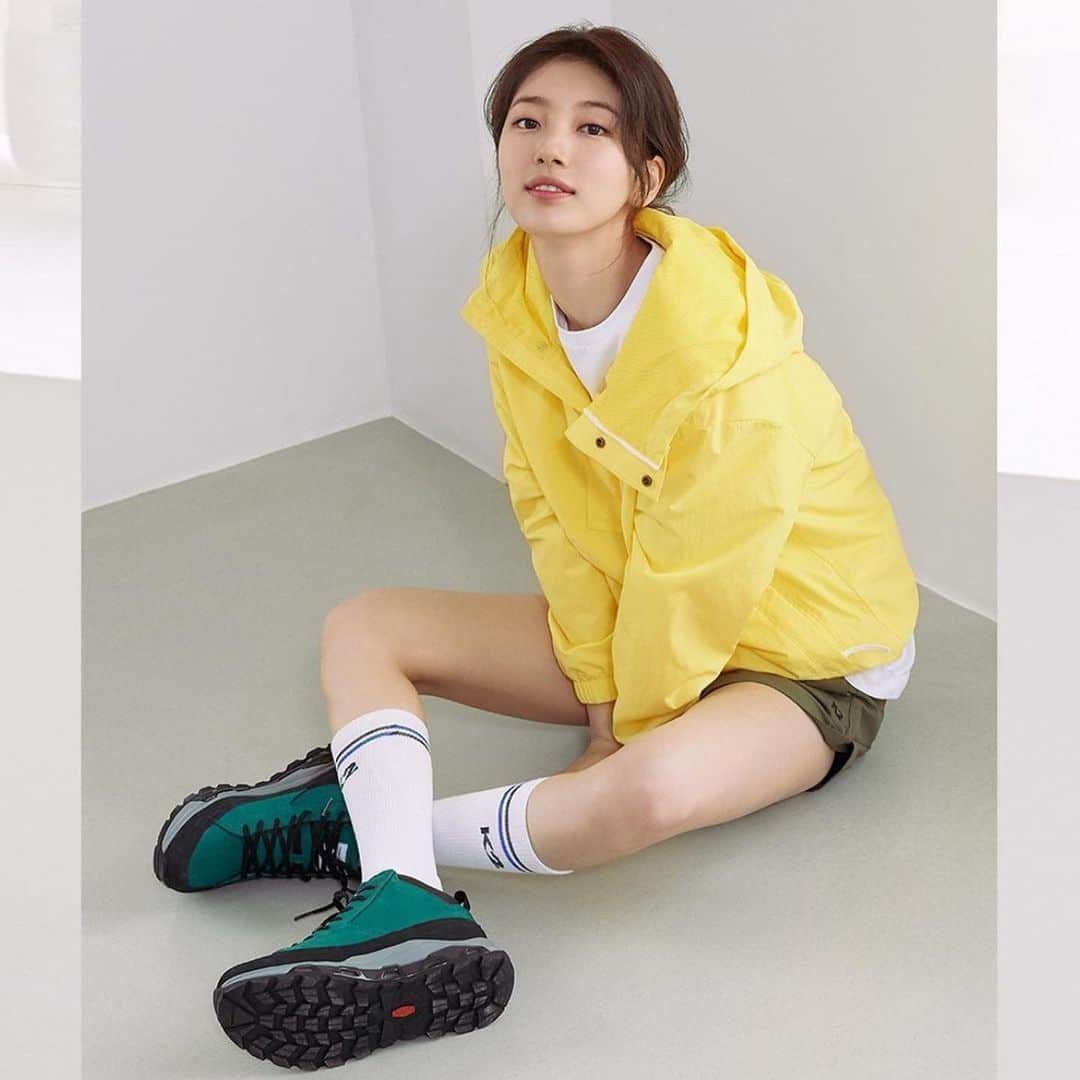 ペ・スジさんのインスタグラム写真 - (ペ・スジInstagram)「k2도 봄이 왔어요 🌼  📸 @ahnjooyoung_  💄 @b_joeun  💇‍♀️ @l_yyseul  👗 @stylist_eel」2月17日 11時40分 - skuukzky