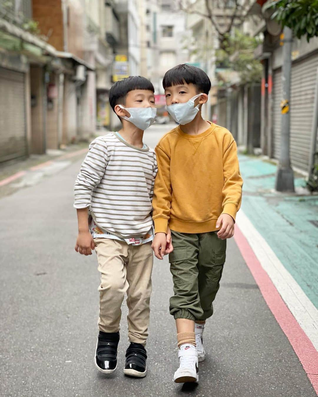 陳建州さんのインスタグラム写真 - (陳建州Instagram)「現在出門都要自己搭配衣服和鞋子了⋯  兩兄弟的穿搭風格不太一樣！🤣🤣🤣」2月17日 11時42分 - blackielovelife