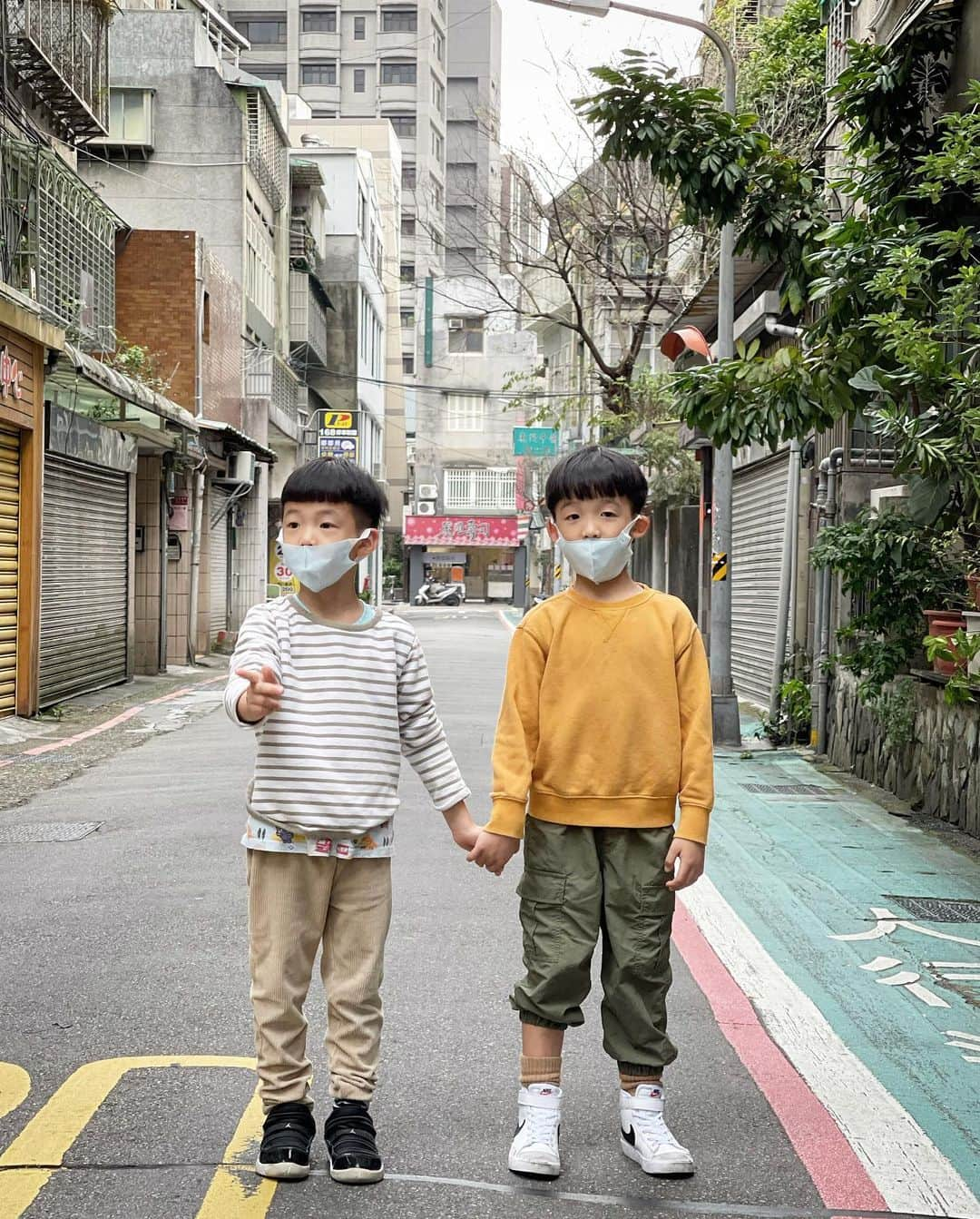 陳建州さんのインスタグラム写真 - (陳建州Instagram)「現在出門都要自己搭配衣服和鞋子了⋯  兩兄弟的穿搭風格不太一樣！🤣🤣🤣」2月17日 11時42分 - blackielovelife