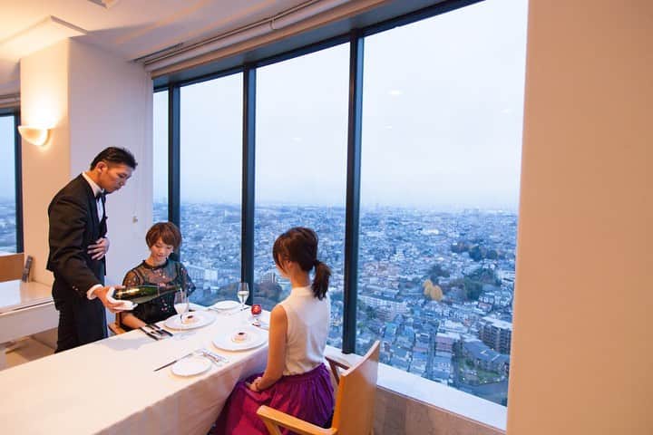 新横浜プリンスホテルさんのインスタグラム写真 - (新横浜プリンスホテルInstagram)「営業を再開いたしました「トップ オブ ヨコハマ 鉄板焼＆ダイニング」では、和食膳や天ぷらそば御膳等、和食のメニューもご用意しております。休業しております「日本料理 羽衣」の味をお楽しみいただけます。窓一面に広がる高層階からの景色を眺めながら、寛ぎのひとときをお過ごしください。⁣ ⁣ ⁣ ◎プリンスホテルでは、お客さまにより安全で清潔な空間で快適にご滞在いただけるよう、新たな衛生・消毒基準「Prince Safety Commitment（プリンス セーフティー コミットメント）」を導入しております。安全で清潔な環境を作り、お客さまが快適なひとときをお過ごしいただけますよう準備をしてお待ちしております。⁣ ⁣⁣  ⁣#新横浜プリンスホテル#トップオブヨコハマ #プリンスホテル #新横浜 #横浜 #ホテルレストラン #ホテル #新横浜駅 #ホテルランチ #ホテルディナー #ホテルレストラン #絶景レストラン #横浜デート #スペシャルディナー #記念日ディナー #夜景ディナー #夜景 #景色 #旅行気分 #プチ贅沢 #和食 #日本料理 #感染予防 #感染症対策 #shinyokohamaprincehotel #princehotel #shinyokohama #yokohama #hotel #lunch #dinner」2月17日 11時45分 - shinyokohamaprincehotel