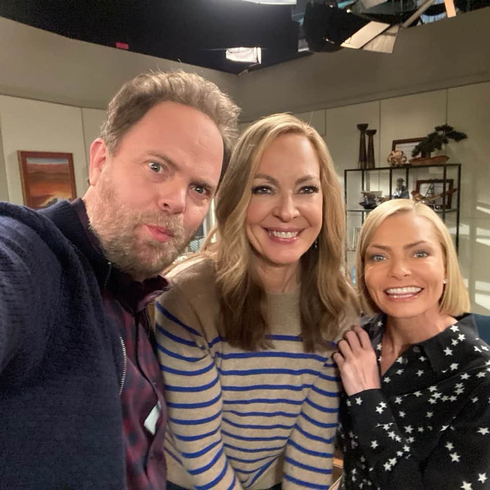 レイン・ウィルソンのインスタグラム：「Proud to be (occasionally) on one of the OTHER funniest shows on TV - with two of the funniest, fiercest women EVER - @AllisonJanney @JaimePressly (@CBS_mom) [Honestly, in my other sliding door life I was a therapist I swear to God.] Congratulations on 8 great seasons. It was such a pleasure and an honor to be a part of this stellar, important storytelling.」