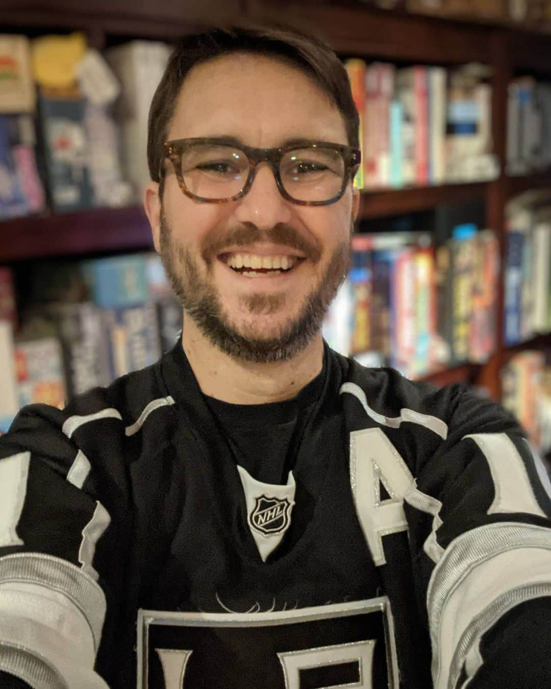 ウィル・ウィトンさんのインスタグラム写真 - (ウィル・ウィトンInstagram)「Proof of life. Wearing my Kopitar jersey from before he was captain for tonight's game. #GOKINGSGO!」2月17日 11時53分 - itswilwheaton