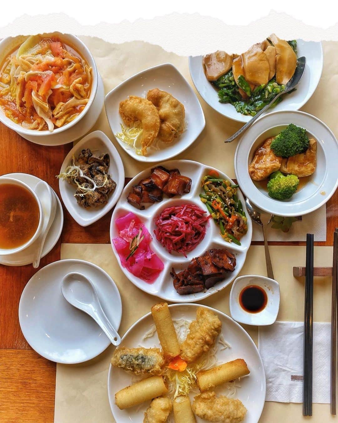 LIKARANAIさんのインスタグラム写真 - (LIKARANAIInstagram)「農曆年吃中菜的節奏🏮 坐在玻璃窗前 邊看著流水邊品嚐精巧素菜真是一大享受❤️ 。 。 。 。 。 。 #hongkong #香港 #香港旅行 #香港旅 #hongkonginsta #chinesenewyear #yearoftheox #lunarnewyear instafood #foodie #foodporn #foodstagram #hkcafe #hkrestaurant  #interiordesign #discoverhongkong #hongkongart #instahk #hongkongphoto #hkig #likeforlikes #shoutout #コメント返し #lightroompresets #lightroom  #hkblogger #写真好きな人と繋がりたい #カメラ女子 #カメラ好きな人と繋がりたい」2月17日 11時59分 - likaran