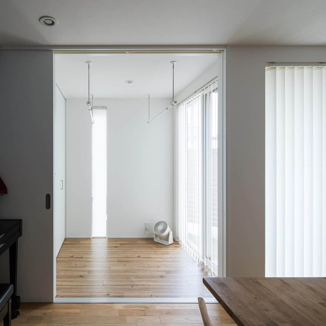 ルポハウス一級建築士事務所さんのインスタグラム写真 - (ルポハウス一級建築士事務所Instagram)「・ ・ ・ キッチン横のサンルームは、中庭につながる使い勝手のよい空間。 ・ 床を木目のクッションフロアにする事で、耐水性も兼ね備えた万能部屋に。 ・ ・ ・ 𓐌𓐌𓐌𓐌𓐌𓐌𓐌𓐌𓐌𓐌𓐌𓐌𓐌𓐌𓐌𓐌𓐌𓐌  ルポハウスの施工事例はこちらまで☞ @reposhouse  𓐌𓐌𓐌𓐌𓐌𓐌𓐌𓐌𓐌𓐌𓐌𓐌𓐌𓐌𓐌𓐌𓐌𓐌 #ルポハウス は#ちょっとかっこいい家 を"友人のために" という思いでつくっています。 一生に一度の#マイホーム。 「あなたにしかできない」×「ルポハウスだからできる」で、 私たちだけの#家づくり を思いっきり楽しんでみませんか？！ ・ ・ ・ #注文住宅 #新築一戸建て #デザイナーズ住宅  #一級建築士事務所 #設計事務所  #滋賀県大津市 #滋賀県草津市 #滋賀県栗東市  #滋賀県近江八幡市 #サンルーム #hm4016 #サンゲツクッションフロア #無垢フローリング #ナラ床材 #造作カウンターテーブル #ルノンクロス #rf3332 #ダイニングインテリア」2月17日 11時55分 - reposhouse