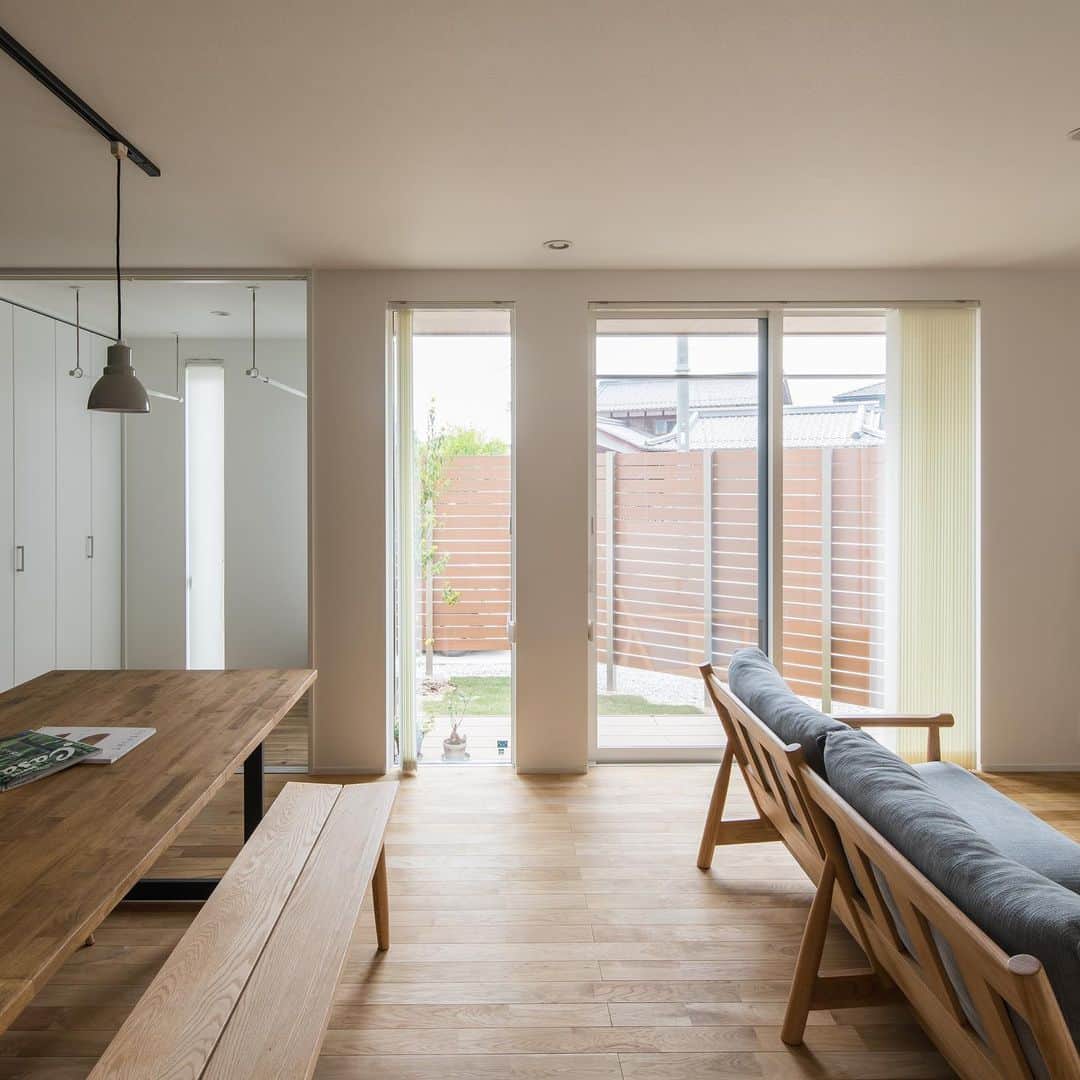 ルポハウス一級建築士事務所さんのインスタグラム写真 - (ルポハウス一級建築士事務所Instagram)「・ ・ ・ キッチン横のサンルームは、中庭につながる使い勝手のよい空間。 ・ 床を木目のクッションフロアにする事で、耐水性も兼ね備えた万能部屋に。 ・ ・ ・ 𓐌𓐌𓐌𓐌𓐌𓐌𓐌𓐌𓐌𓐌𓐌𓐌𓐌𓐌𓐌𓐌𓐌𓐌  ルポハウスの施工事例はこちらまで☞ @reposhouse  𓐌𓐌𓐌𓐌𓐌𓐌𓐌𓐌𓐌𓐌𓐌𓐌𓐌𓐌𓐌𓐌𓐌𓐌 #ルポハウス は#ちょっとかっこいい家 を"友人のために" という思いでつくっています。 一生に一度の#マイホーム。 「あなたにしかできない」×「ルポハウスだからできる」で、 私たちだけの#家づくり を思いっきり楽しんでみませんか？！ ・ ・ ・ #注文住宅 #新築一戸建て #デザイナーズ住宅  #一級建築士事務所 #設計事務所  #滋賀県大津市 #滋賀県草津市 #滋賀県栗東市  #滋賀県近江八幡市 #サンルーム #hm4016 #サンゲツクッションフロア #無垢フローリング #ナラ床材 #造作カウンターテーブル #ルノンクロス #rf3332 #ダイニングインテリア」2月17日 11時55分 - reposhouse