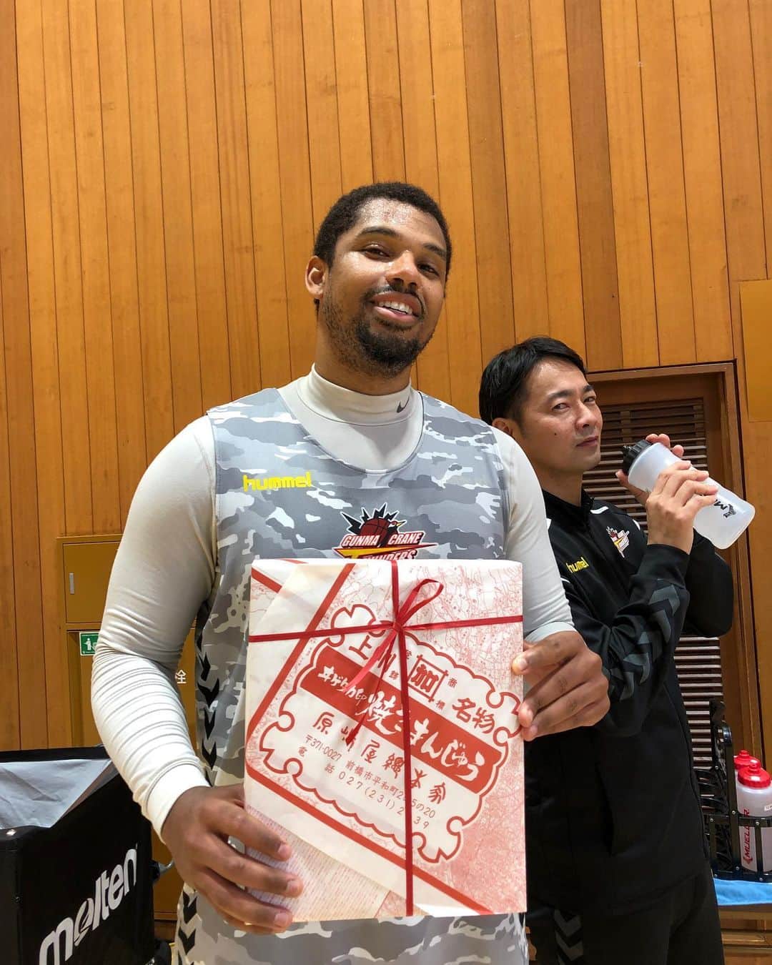 群馬クレインサンダーズのインスタグラム：「#シェアさと納税　 返礼品の #焼きまんじゅう 届きました😊 チームスタッフ、選手たちもとても喜んでおります‼️ ありがとうございます🙏  #群馬クレインサンダーズ @keenanj40」