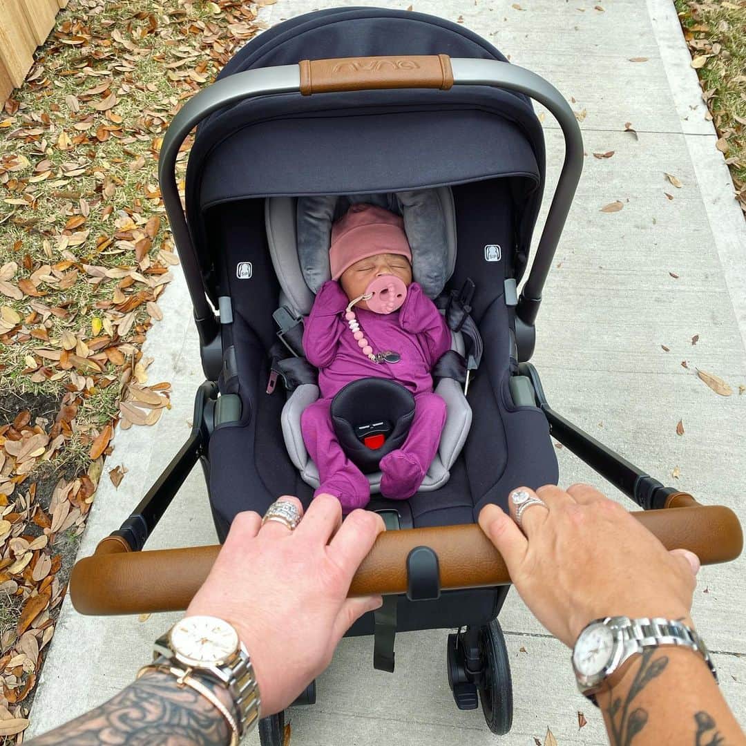 アリ・クリーガーのインスタグラム：「I’m now saving every single “first”memory in an app on my phone, LOL. So, here’s our first family walk! 😭🥰」