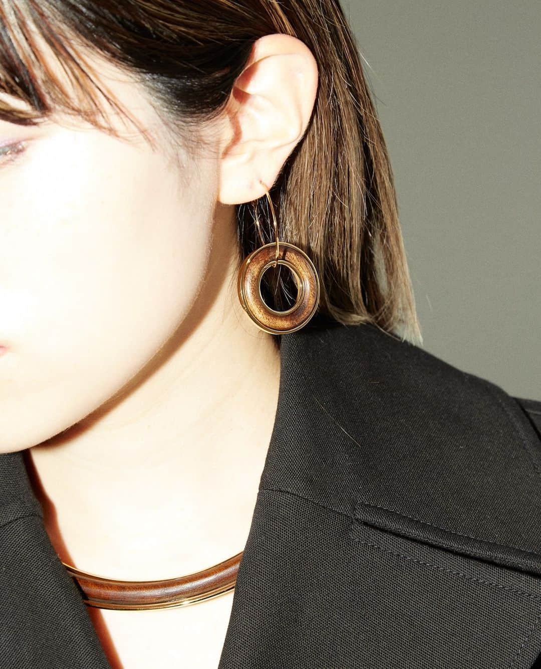 ADELAIDEのインスタグラム：「💫Eclipse double hoop earring and necklace with wood detail⁠ ⁠ by @jilsander⁠ ⁠ ⁠」