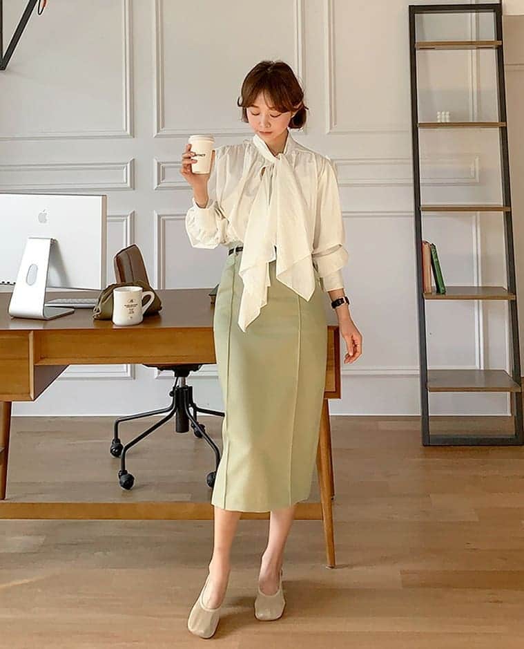 imvelyジャパンさんのインスタグラム写真 - (imvelyジャパンInstagram)「🆕本日の新作5%OFF🆕 本日の新作は大人可愛く着られる４点❣️  大きなボウタイがポイントで タイとリボンとして2wayで活用でき エレガンスな雰囲気で着用できるボウタイブラウス🤍 スリムフィットですがハイウエストで快適に キレイめスタイルを演出できるミディスカート💚  ２つのアイテムを一緒に着ると 上品で大人可愛い雰囲気を演出できます꒰* ॢꈍ◡ꈍ ॢ꒱.*˚‧  詳細はサイトでチェックしてください💡  #イムブリー#IMVELY#ワンピース#大人カジュアル#大人可愛い#ootd#デイリー #カジュアルコーデ」2月17日 12時00分 - imvely_jp