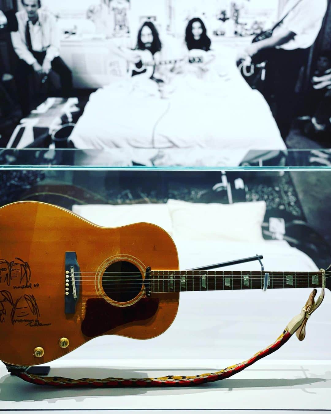 谷川じゅんじのインスタグラム：「Draw line  Erase line やっといけた。ヨーコさん凄すぎて。 あしたまで。 DOUBLE FANTASY John&Yoko  ダブルファンタジー  ジョンアンドヨーコ 2020.10.9.Fri.-2021.02.18.Thu.  Sony Music Roppongi Museum #doublefantasy #goodvibesonly #goodneighbors #thisistokyo」