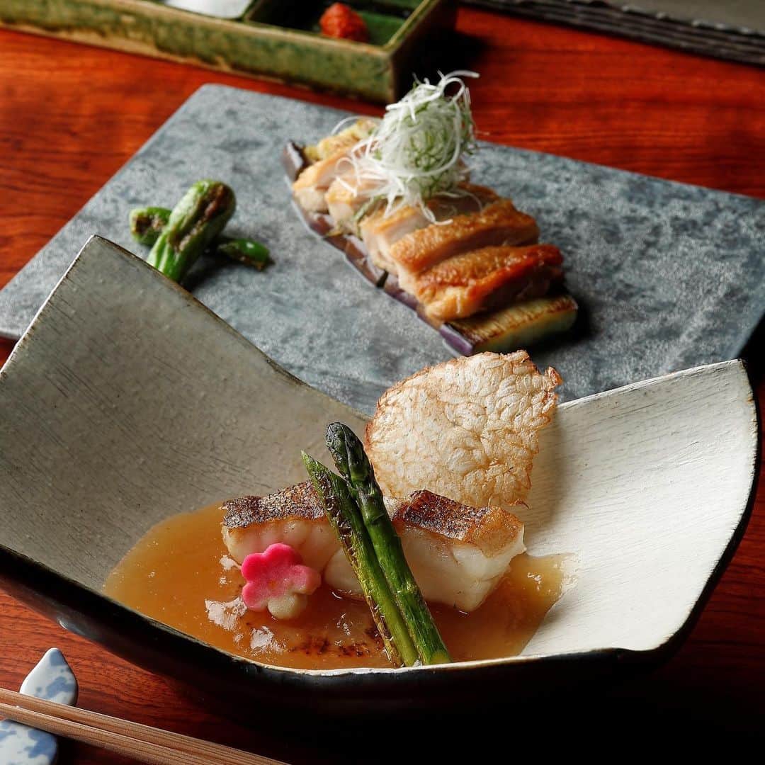 東京會舘さんのインスタグラム写真 - (東京會舘Instagram)「【TOKYO KAIKAN 會のディナープラン「九州巡り」のご紹介～冬の限定商品～】  九州産の食材を活かした鉄板焼きコース「九州巡り」を今月28日（日）までご提供しております。  「鹿児島県産旬魚 クエ」は、あご出汁とクエのアラでとったブイヨン、生姜の搾り汁を合わせたスープと一緒にお召し上がりいただきます。「博多地鶏」は、地鶏ならではの歯ごたえと弾力を楽しめます。會のディナープラン「九州巡り」で、旅行気分を味わってみてはいかがでしょうか。3月からは「近畿地方」のメニューも登場いたします。  ■コース内容　※前日18時までのご予約制 先附/九州産二種の貝 冷製前菜/博多地鶏 または 大分県産 活車海老/季節の九州産焼野菜/鹿児島県産旬魚 クエ/會サラダ 伝統の會舘ドレッシング/九州地方厳選の A4 黒毛和牛食べ比べ サーロイン 60g とフィレ 50g/ご飯 または ガーリックライス/香の物/味噌椀/九州果実を使った鉄板焼きデザート  #東京會舘 #tokyokaikan #會 #Kai #冬季限定 #冬限定 ＃限定商品#winter #期間限定 #鉄板焼き #九州 #クエ #博多地鶏 #滑車海老 #黒毛和牛 #九州野菜 #ディナー＃丸の内 ＃旅行気分#dinner #foodie #tokyo #instafood #tokyofood #Marunouchi #japanese #japanesefood」2月17日 12時02分 - tokyokaikan