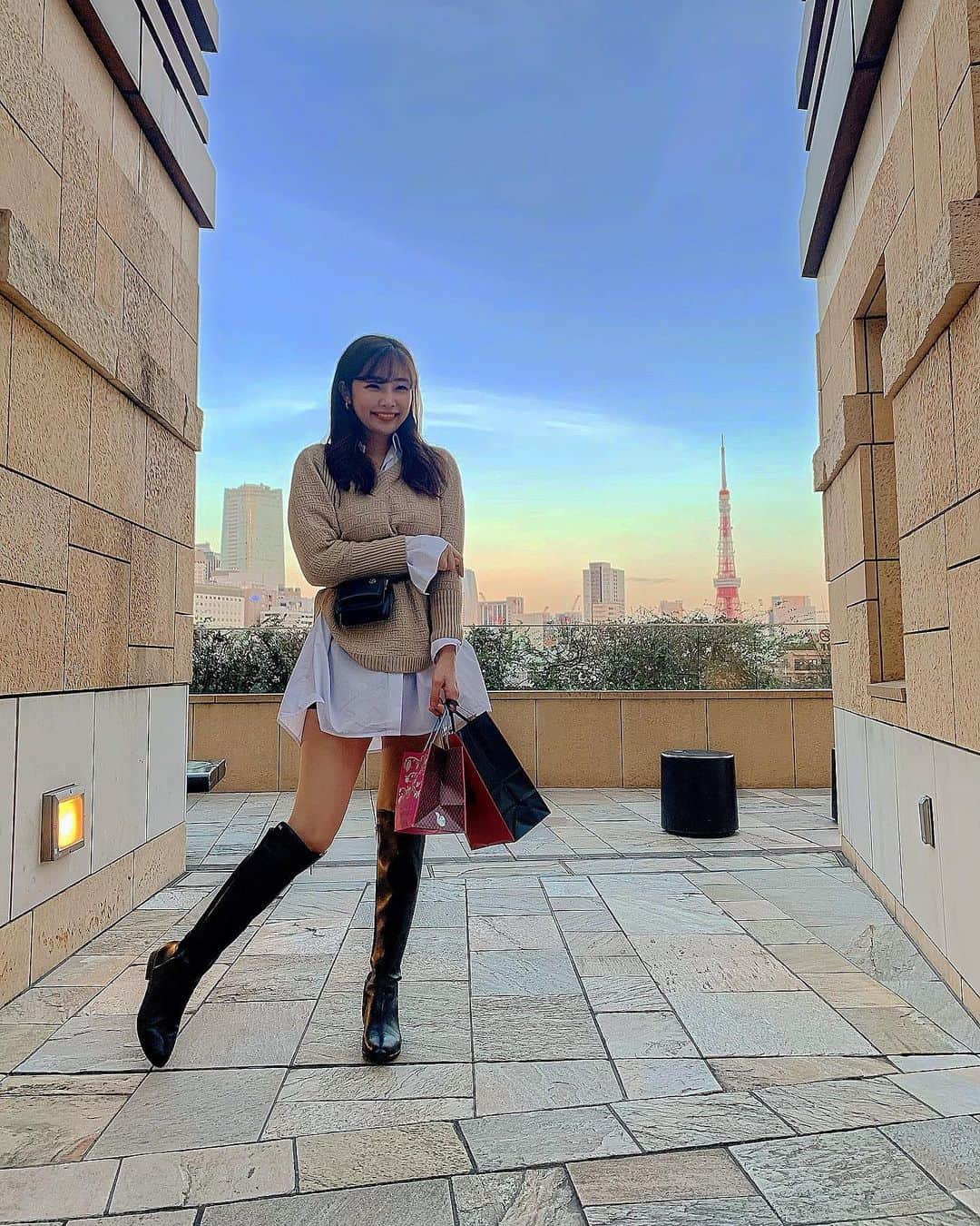 細田海友さんのインスタグラム写真 - (細田海友Instagram)「#ootd この日の私服のポイントは お友達のにょんちゃんのブランド🇰🇷 @named_seoul  のミニ鞄なの〜🎶 私はウエストポーチ風にして 遊ばせてもらっちゃいました😝 鞄の他に可愛いいお洋服も届いたので 着たらまたポストするねっっっ🧡 ブーツは12月から待ちわびてた @michaelkors 👢❤︎  #me#photooftheday #instadaily #instagood#bestoftheday#picoftheday#like4like#follow#followme#tagsforlike#photo#japanese#tokyo#fashion#liketolike#photospot#likesback#likeme#팔로마#좋다#일본#namedseoul#seoul#韓国ブランド#ファッション通販 #🇰🇷#한국가고싶다#한국패션#옷스타그램」2月17日 12時08分 - miyuu_bigbaby