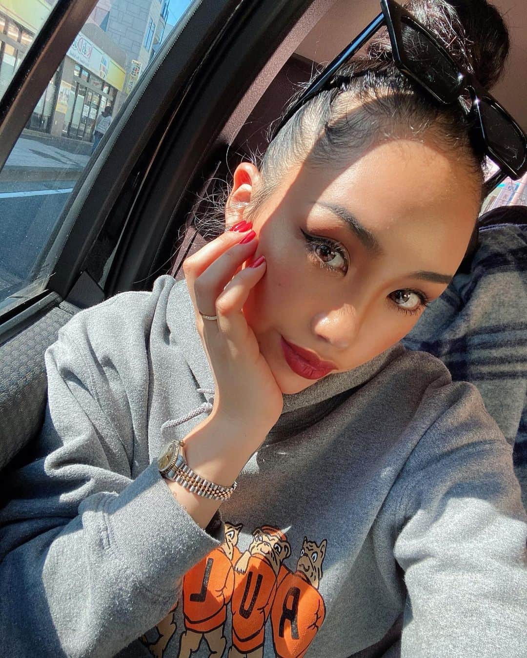 藤本紫媛のインスタグラム：「今日で27歳になりました☺️ 気づけばとっくにアラサーだった。笑  ちょうど月曜日に義母から譲り受けた 腕時計ちゃんがオーバーホールから帰ってきて✨ なのでこの時計が見合う大人な 女性になれるように 日々精進したいと思います！！  今日はこれから家族でおでかけ🌈」