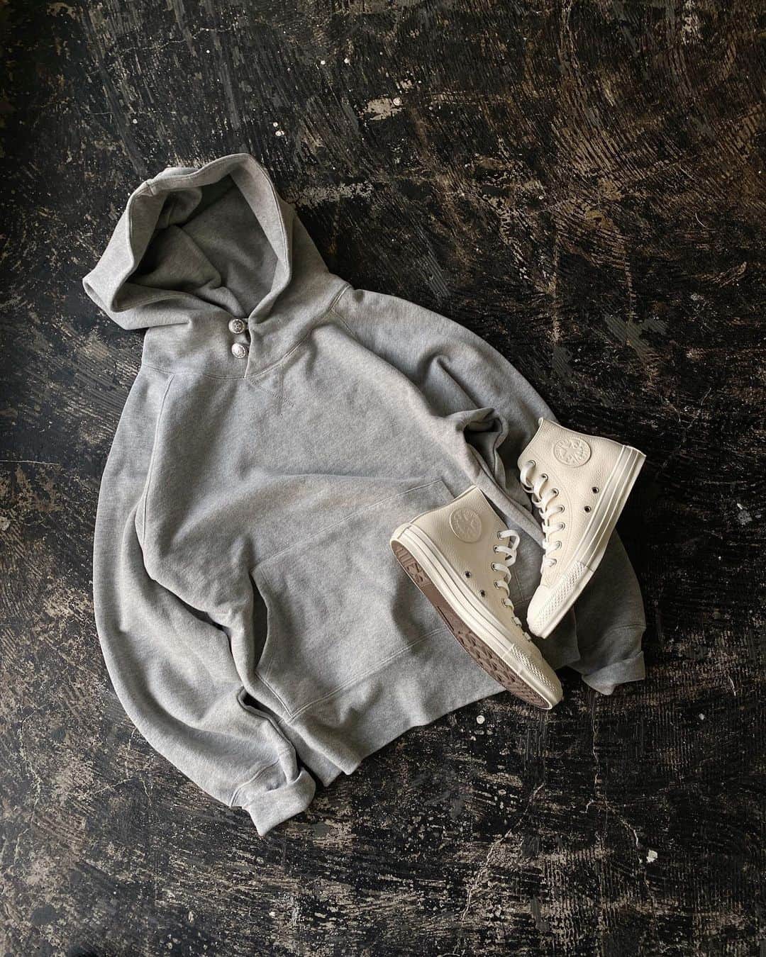 のインスタグラム：「＼＼10th special item／／ Ungridのアーカイブアイテムをリバイバル発売❕❕ . @ungrid.10th にて実施し、 沢山の皆様の投票により決定したリバイバルアイテム第二弾の予約開始日が決定！ . . 2月18日(木)18:00〜 公式通販サイトRUNWAY channelにて 予約販売スタート🖥 . . #コンチョスウェットパーカー gry/red/c.gry ¥8,800(tax in) . . coming soon... . . #ungrid #ungrid_10th」