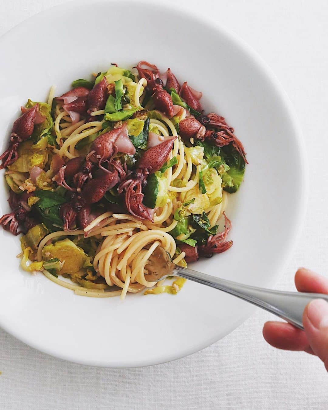 樋口正樹さんのインスタグラム写真 - (樋口正樹Instagram)「Spaghetti . お昼ご飯にスパゲッティ、 芽キャベツとホタルイカ。 ニンニクとアンチョビと 黒胡椒とレモンの味付け。 ほんともう春が来てます🤗 . . . #春が来た #春ごはん #春パスタ #芽キャベツ #ホタルイカ #パスタ #スパゲッティ #ホタルイカパスタ #パスタ部 #バリラ #お昼ごはん #spaghetti #hotaruika #fireflysquid #pastalover #lovepasta #pastaitaliana #barilla #passionforpasta #myfavoritepasta」2月17日 12時12分 - higuccini