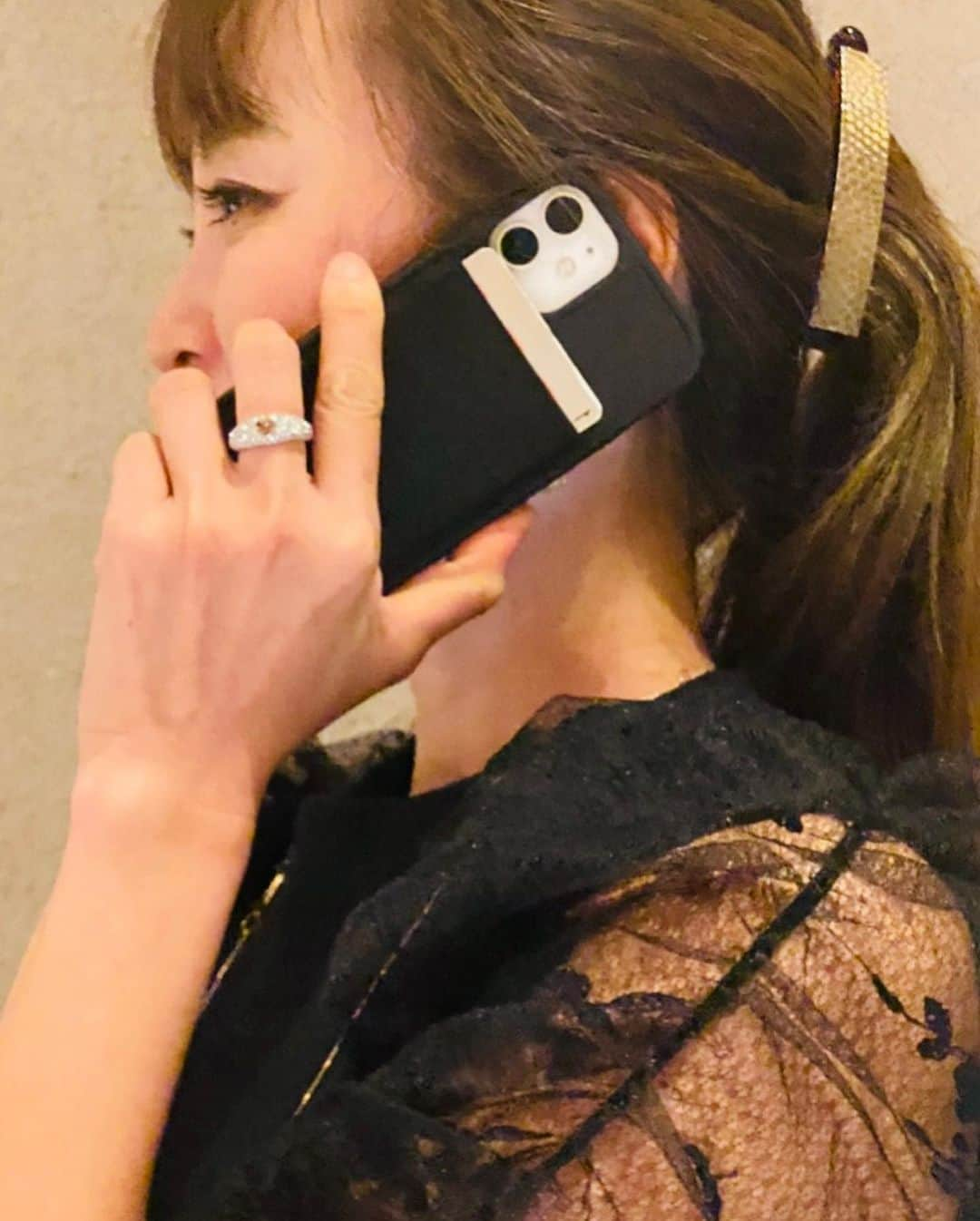 黒田愛美さんのインスタグラム写真 - (黒田愛美Instagram)「やっとこさ📱変えられた🤩 New iPhone ケースももちろんJimmyCase 💖 もう何代目だろ〜😆 おそらく7代目くらい❓😁 今回はwoodもブラックで オールブラック🖤 便利でかっこかわいくて お気に入り😍 #携帯ケース #iphoneケース #iphonecase #iphone12mini  #jimmycase #ジミーケース #黒田愛美」2月17日 12時12分 - kurodaaimi