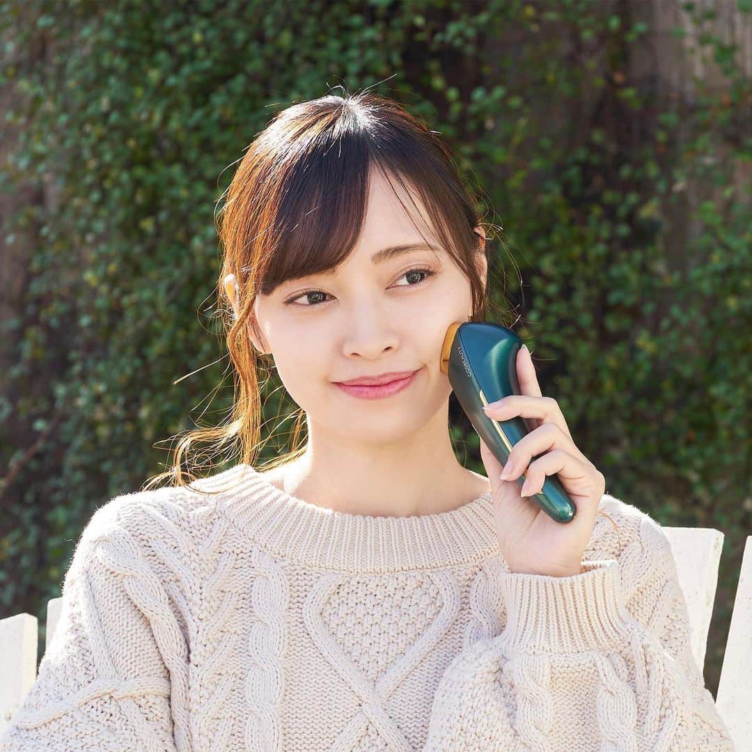 のインスタグラム：「. 手にも肌にもピッタリフィット✨  『リフトアイロンEX』の本体は、小さな手でも握りやすいように曲線を活かして設計したフォルム。三角のヘッドを採用した先端部分は、細かい部分に届くサイズ感で、お顔全体を無駄なくケアできます♫ . . #コスビューティー #cosbeauty #リフトアイロンEX  #おこもり美容  #美容 #美容家電 #自宅エステ #おうちエステ #セルフエステ #素肌美人 #すっぴん美人 #お肌ケア #肌ケア #スキンケア #美活 #美肌ケア #美容大好き #美肌になりたい #美容グッズ #美肌効果 #自分磨き #美意識向上 #美意識向上委員会 #アンチエイジング #透明感 #透明肌」