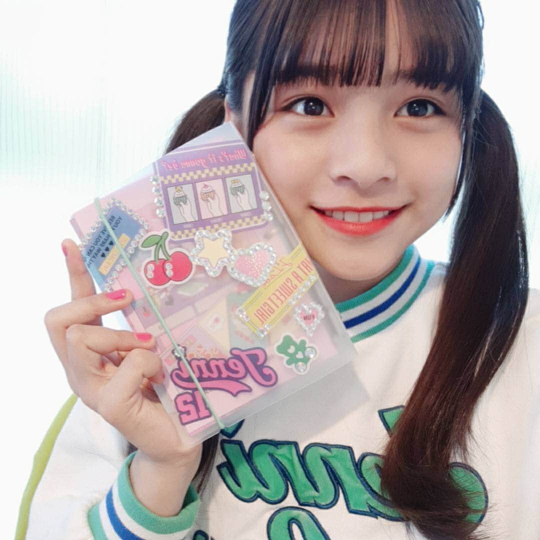 ニコ☆プチのインスタグラム：「コハナのふろくの使い方🌈 ストーンデコかわいい〜😻  心花です🤗 2月号の付録は楽しみにしていたJENNI loveさんのスケジュール帳です♡ めちゃくちゃタイプのデザインで可愛すぎる😆 私はさらにラインストーンでデコってみてオリジナルにしてみたよ✨ 中身もスケジュール帳以外にメモ帳やTO DO リストもあるからこれでスケジュール管理もバッチリだね👌 みんなもおすすめの使い方あれば教えてね❕  #ニコプチ #ニコプチふろく #プチモのふろくの使い方  #ニコプチふろくのある生活  #ジェニィラブ #jennilove #ふろく #有坂心花」