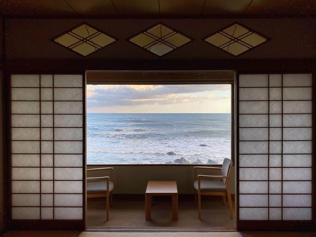 早坂香須子さんのインスタグラム写真 - (早坂香須子Instagram)「家と仕事場を分けること。  結局仕事場が家になりそうな気がするし（前科あり）。  どこでも仕事場になるくらいの身軽さでいたいなぁと思いながら、自分だけの書斎やアトリエを持つことに憧れてる。」2月17日 12時24分 - kazukovalentine