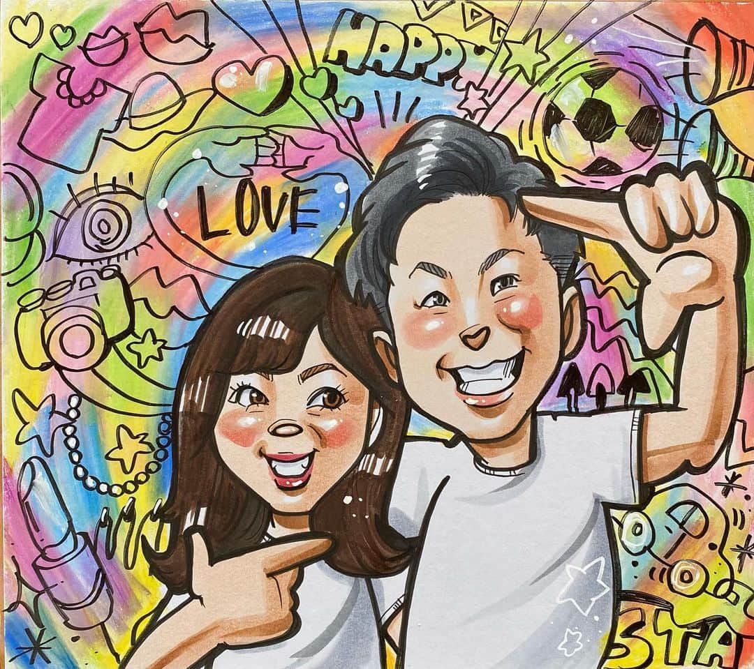 似顔絵★𝗚𝗢𝗥𝗜𝗞𝗜𝗡𝗚のインスタグラム：「. . 先日の一枚目❤️ #gorikingのわちゃわちゃシリーズ  #gorikingのキャラ風シリーズ  . . 二枚のご依頼でした💓⭐️✨ . . 今回キャラクター風と、 背景わちゃわちゃシリーズのコラボでした😘❤️❤️  . . 背景は、カラフルにポップにお二人の好きなものを散りばめて可愛くしあげました❤️❤️❤️❤️ . . .  ❌❌現在は、予約受付終了してます❌❌ 。 . . .  2020年度ご予約のお客✨ 現在160番までの方へ案内中です🌟✨💕 一巡したので次ご案内するのは後回し組の方です⭐️✨ 再度ご連絡していきます👍 連絡が来る前に、ご都合の良い方はご連絡いただいても大丈夫です🔥 . . .  次回の予約応募は、2020年のご予約分を書き終える予定の 2021年春頃の、、、予定です。 ※あくまでも予定なので前後します🙇‍♀️ . . . .  オーダー再開の際には 人数制限あるため必ず予約ができるわけではございません。 そのことも踏まえた上で 次回ご検討いただけると嬉しいです(^^) . . また、結婚式の使用を考えてくださる方も多いです✨  前々からお伝えしていますが、 基本的に予約順に対応しているため、 近々の納期を希望される方は、 対応できないこともあるので、 あらかじめご了承ください💦 . . . . . ※今回予約が取れた方へ※ . .  写真がまだ用意できてない、入金が遅れそうなど、状況により、順番が前後することもございます‼️ あらかじめご了承ください。 。 . . . また、芸能人、キャラクターのオーダー、パロディ風オーダーはお断りしています。  芸能人については、ご本人様に直接プレゼントなどはOKです。 . . . . . . 💰料金表は過去投稿記事みてね❤💰 . . . . . ➡️ハッシュタグ⇨ goriking117料金表2019⬅️ . . ✨✨✨✨✨✨✨✨✨✨✨✨✨✨✨✨ @by.goriking のアカウントでは、 過去書かせて頂いたお客様方からの、 似顔絵のその後のお写真をいただき、 投稿しております^ - ^❤️❤️ 玄関に飾ってある似顔絵、 渡した瞬間のお写真、 ご本人とのお写真などなど💕 いろんな場面でのお写真お待ちしております^ - ^✨⭐️ . . .  #似顔絵#pencildrawing#drawing#pencil#illust#painting#art#artwork#絵描きさんと繋がりたい#似顔絵師#gorikingの似顔絵屋さん#カラフル#ポップ#colorful#pop#仲良し夫婦#夫婦#color#fashion#prismacolor#プリズマカラー#present#comicart#anime#animeart#comicartist#animejapan#초상화」