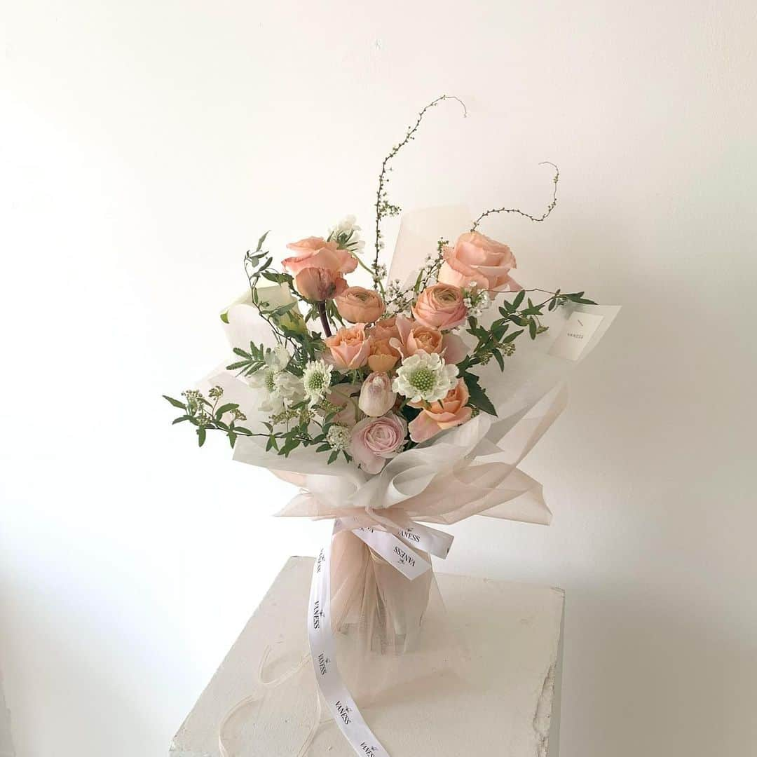 플로리스트 이주연 florist Lee Ju Yeonさんのインスタグラム写真 - (플로리스트 이주연 florist Lee Ju YeonInstagram)「. . 뒤늦은 발렌타인데이 꽃다발이라도 로맨티스트에요 👍🏻 . #바네스꽃다발  . 订花 WeChat ID vaness_flower 페이팔 결제 가능  클래스상시모집 당일꽃주문가능 . #수업문의 #주문예약 #lesson #Order  Katalk ID vaness52 WeChat ID vaness_flower E-mail vanessflower@naver.com . 서초구 양재천로 123 5층 📞02-545-6813 . #vanessflower #florist #flowershop #handtied #flowerlesson #花束 #바네스플라워 #플로리스트 #꽃다발 #부케 #플로리스트학원 #플라워레슨 #양재동꽃집 #양재역꽃집 #꽃다발주문 #꽃수업 #꽃주문  #대관 #공간대여 #스튜디오대관 #자연광스튜디오 #자연광스튜디오대관 #스튜디오」2月17日 12時23分 - vanessflower