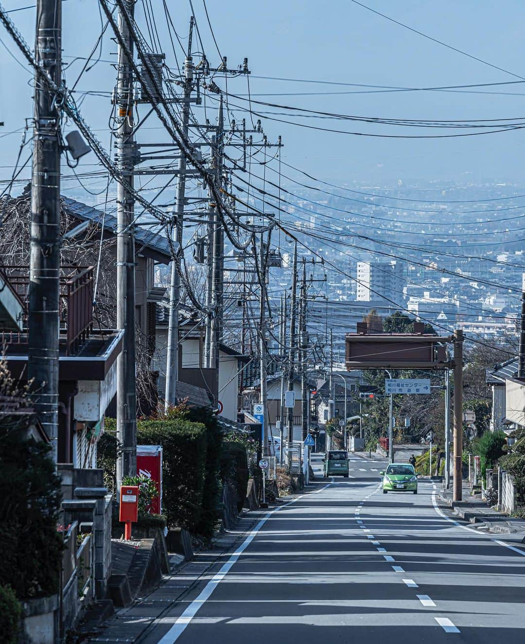 東京電力ホールディングス株式会社さんのインスタグラム写真 - (東京電力ホールディングス株式会社Instagram)「配電線と街並み(2020年11月撮影) Distribution lines and cityscape 発電所でつくられ、送電線によって消費地の近くの変電所まで送られた電気を、最終的にお客さまへ送り届ける電線を配電線といいます。  #東京電力 #東電 #tepco #山梨 #yamanashi #電柱 #電線 #配電線 #電柱と空 #電線と空 #奥行き #情景 #ファインダー越の風景 #空のある風景 #日常風景 #街の風景 #街中 #いつもの場所 #写真散歩 #道路 #何気ない景色 #utilitypole #electricpole #powerlines #electricwire #wwwdc #special_shot_ #japan_visit #japan_daytime_view_ #jpdaily」2月17日 12時23分 - tepco.official