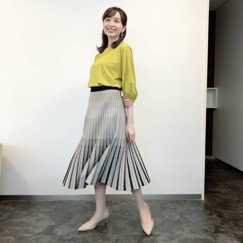 TBS「あさチャン！」のインスタグラム：「Today's メグ Fashion🍏 ・ スタイリストさんからのポイント💁🏻‍♀️🎶 綺麗なグリーンのカットソー✨ 袖部分がパフスリーブになっていて 手首が見えるので細見え効果ありです😆 スカートはニットなんですが、 シルエットがとても綺麗にでるデザインが 素敵な一枚です🤗 寒くなったり暖かくなったりですが アウターで調整を🧥 まだダウンコートが必要ですね🤧❄️ ・ 上下→BRAHMIN  ・ ・ #tbs #あさチャン #アナウンサー #宇賀神メグ #メグコーデ」